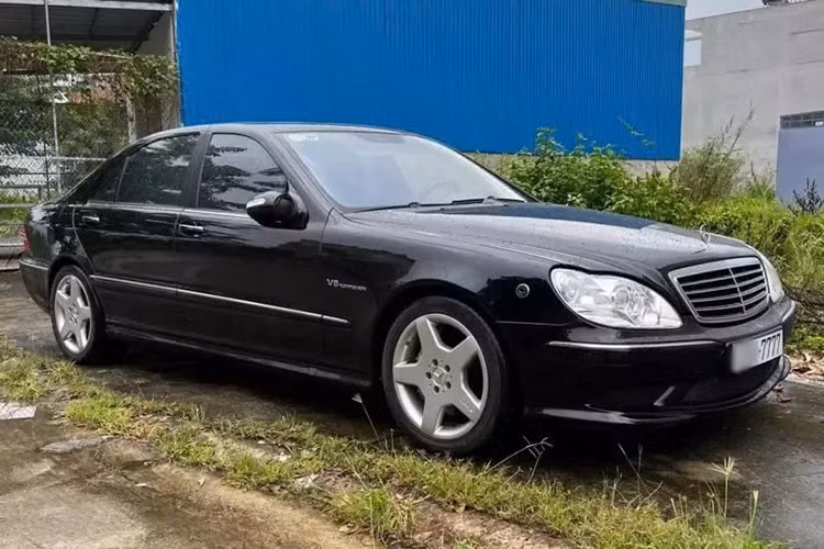 Các dòng xe Mercedes-AMG luôn được săn lùng, nhất là các phiên bản S 2 con số, chính vì thế, việc trên thị trường mới xuất hiện 1 chiếc xe Mercedes-Benz S55 AMG đã 21 năm tuổi, nhận được rất nhiều sự quan tâm, cũng như chú ý từ các dân chơi sưu tầm.