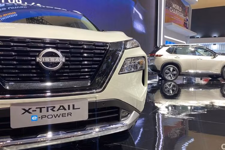 Phần đầu xe Nissan X-Trail e-POWER e-4ORCE 2026 nổi bật bởi cụm đèn chiếu sáng LED đa tầng, lưới tản nhiệt mở rộng và nắp ca-pô dập nổi.
