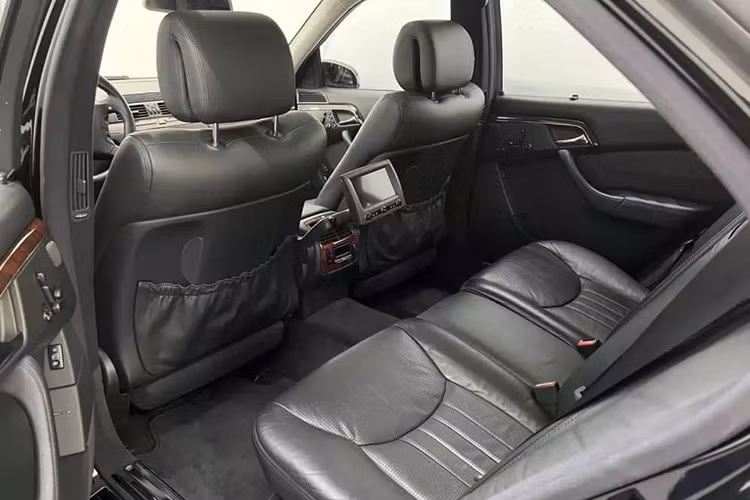 So với bản tiêu chuẩn, Mercedes-Benz S55 AMG có các trang bị như phanh đĩa lớn 14,2 inch ở phía trước và hệ thống treo Active Body Control (tuỳ chọn), cũng như huy hiệu “Kompressor” ở bên hông xe là dấu hiệu nhận biết phiên bản này.