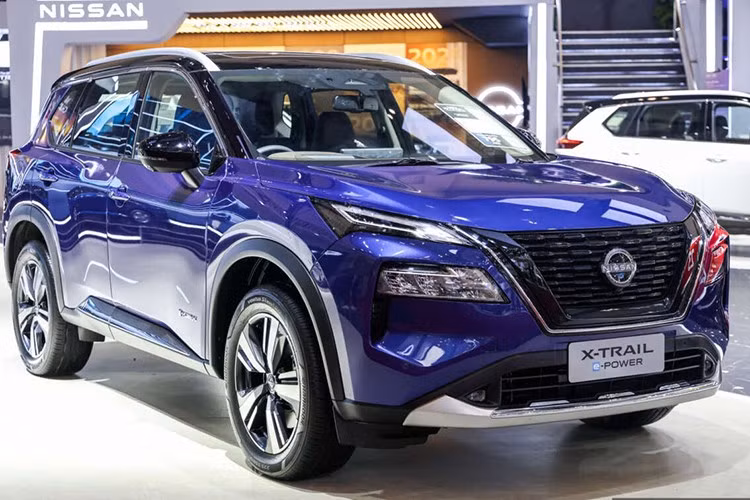 X-Trail mới cũng được trang bị gói an toàn Nissan Safety Shield 360, bao gồm hệ thống phanh khẩn cấp tự động, cảnh báo điểm mù, hỗ trợ giữ làn, kiểm soát hành trình thích ứng, nhận diện người đi bộ, cảnh báo xe cắt ngang khi lùi và camera 360 độ. Ngoài ra, hệ thống hỗ trợ lái bán tự động ProPILOT Assist...