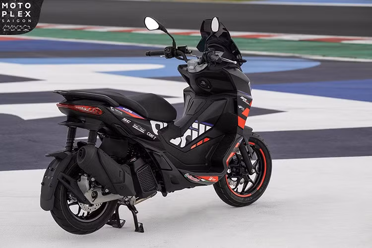 Phiên bản tiêu chuẩn SR GT 200 đã được thiết kế để mang lại trải nghiệm lái thoải mái hàng ngày, đồng thời phù hợp với các chuyến đi dài và trên những con đường gồ ghề. Tư thế lái chủ động, tay lái kiểu naked-bar và khoảng sáng gầm lớn giúp xe dễ dàng kiểm soát và vận hành linh hoạt trong đô thị cũng như trên địa hình phức tạp.