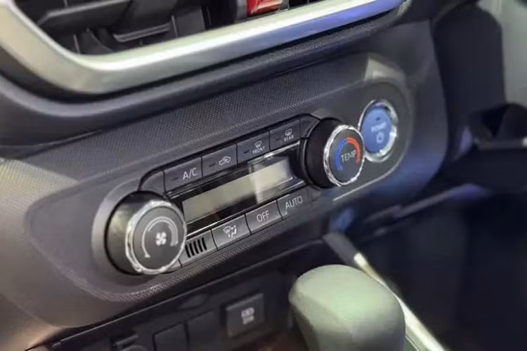 Ngoài ra, mẫu SUV hạng A này còn có bảng đồng hồ kỹ thuật số 7 inch, hỗ trợ kết nối Apple CarPlay/Android Auto và kính cách âm. Các chấu vô lăng gần như trống trơn, chỉ có nút chỉnh hệ thống kiểm soát hành trình cũng như nút “Power”, tạo cảm giác như phiên bản thấp.