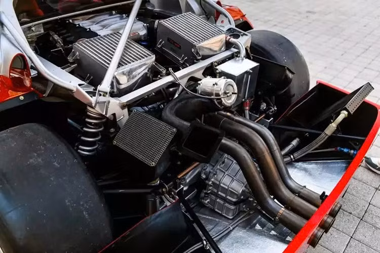 Ngoài ra còn có dây curoa, bugi, lọc nhiên liệu, và được trang bị lốp Michelin Pilot Sport GT Slick S7M mới tinh. Dưới lớp thân vỏ carbon siêu nhẹ là khối động cơ V8 tăng áp kép 2.9 lít quen thuộc, nhưng ở bản LM,