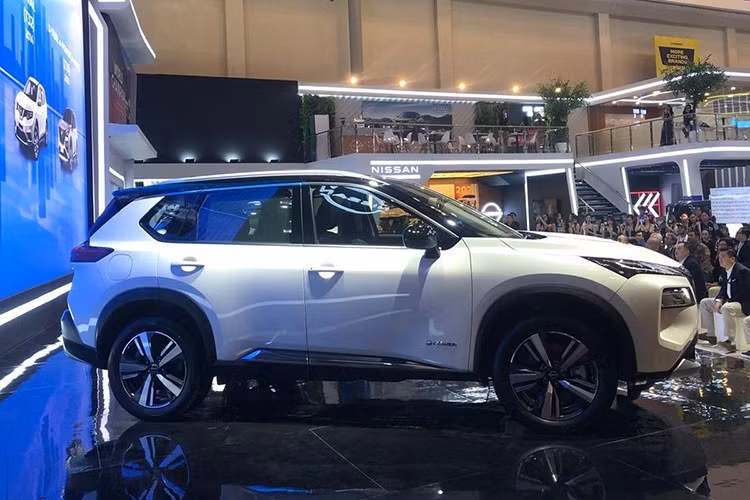 Chiếc xe SUV Nissan X-Trail e-POWER e-4ORCE 2026 xuất hiện tại Triển lãm GIIAS 2025 ở Indonesia mang dáng vẻ cứng cáp, hiện đại với ngôn ngữ thiết kế V-Motion đặc trưng của hãng hãng xe Nhật Bản.