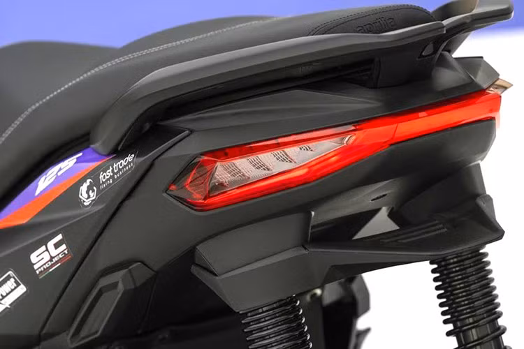 Đặc biệt, khách hàng khi mua xe sẽ nhận được bộ tem số đua của hai tay đua nổi tiếng Jorge Martin (số 1) và Marco Bezzecchi (số 72), tạo thêm sự hấp dẫn cho người yêu thích thể thao.