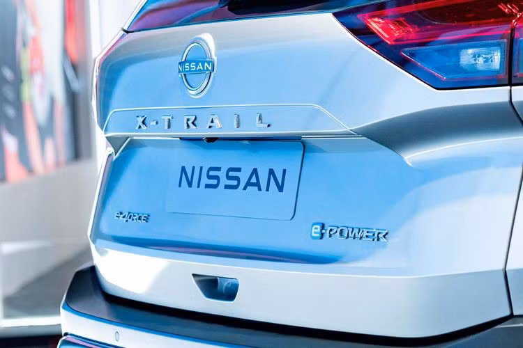 Mâm xe hợp kim cùng phần đuôi thiết kế gọn gàng, hiện đại hoàn thiện vẻ ngoài của một mẫu SUV vừa vặn cho đô thị nhưng vẫn đủ khả năng di chuyển linh hoạt trên nhiều địa hình khác nhau.