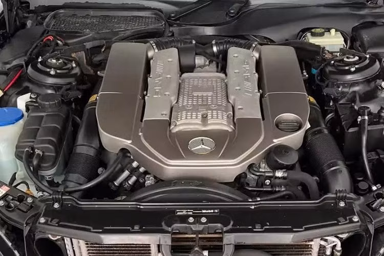 Mercedes-Benz S55 AMG 2004 được trang bị động cơ V8 siêu nạp 5,5 lít, công suất lên đến 493 mã lực và mô-men xoắn 700 Nm. Mức tiêu thụ nhiên liệu của Mercedes-Benz S55 AMG cũng rất khủng khi hơn 13,2 lít/100 km.