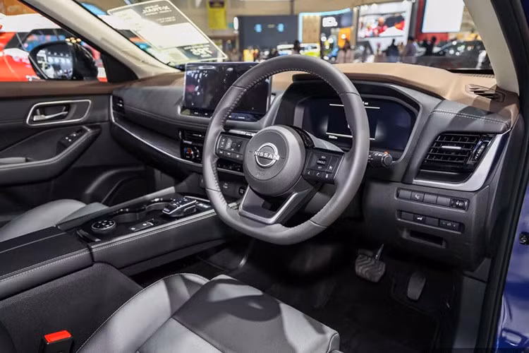 Khoang nội thất của X-Trail thế hệ mới được bố trí 3 hàng ghế, đủ chỗ cho 7 hành khách. Nissan cho biết hàng ghế thứ ba phù hợp cho trẻ em hoặc người dùng đi những hành trình ngắn, trong khi hàng ghế giữa có thể trượt linh hoạt để tối ưu hóa không gian để chân.