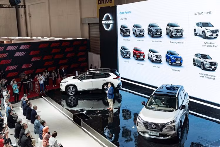 Nissan đã chính thức giới thiệu mẫu SUV 7 chỗ X-Trail e-POWER e-4ORCE thế hệ mới tại Triển lãm GIIAS 2025, diễn ra ở Indonesia. Đây là phiên bản sử dụng công nghệ e-POWER kết hợp dẫn động bốn bánh toàn thời gian e-4ORCE, được nhập khẩu nguyên chiếc từ Nhật Bản.