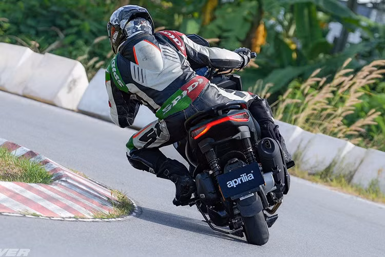 Về sức mạnh, xe được trang bị động cơ i-get SOHC 4 van, xi-lanh đơn, làm mát bằng chất lỏng với dung tích 174cc. Động cơ này sản sinh công suất tối đa 13kW (tương đương 17,4 mã lực) tại 8.500 vòng/phút và mô-men xoắn cực đại 16,5Nm tại 7.000 vòng/phút.