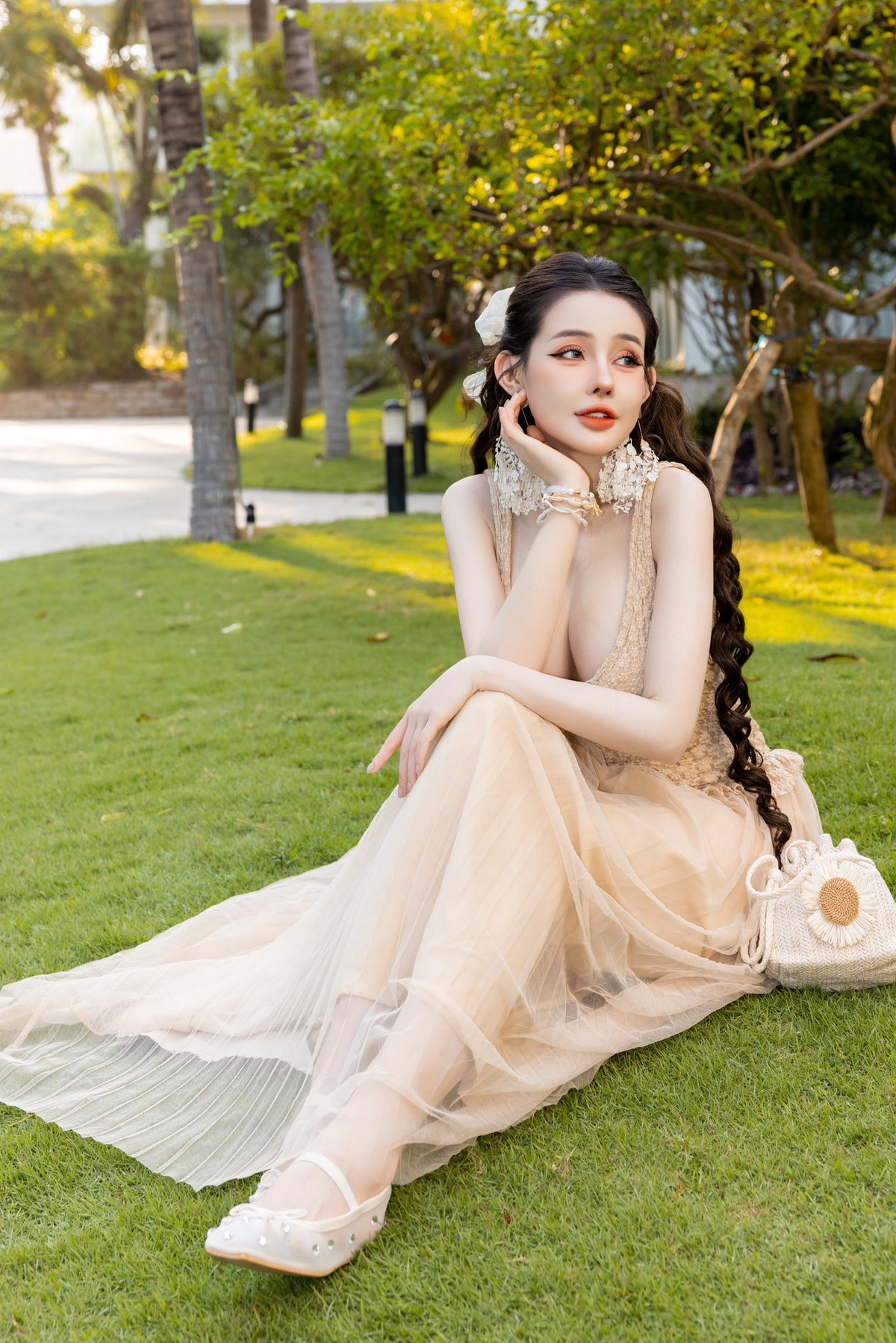 Từ khi hoạt động với vai trò là một DJ, Ngân 98 đã liên tục vướng những tranh cãi. Một trong số đó chính là chuyện ăn mặc phản cảm của bà xã Lương Bằng Quang.