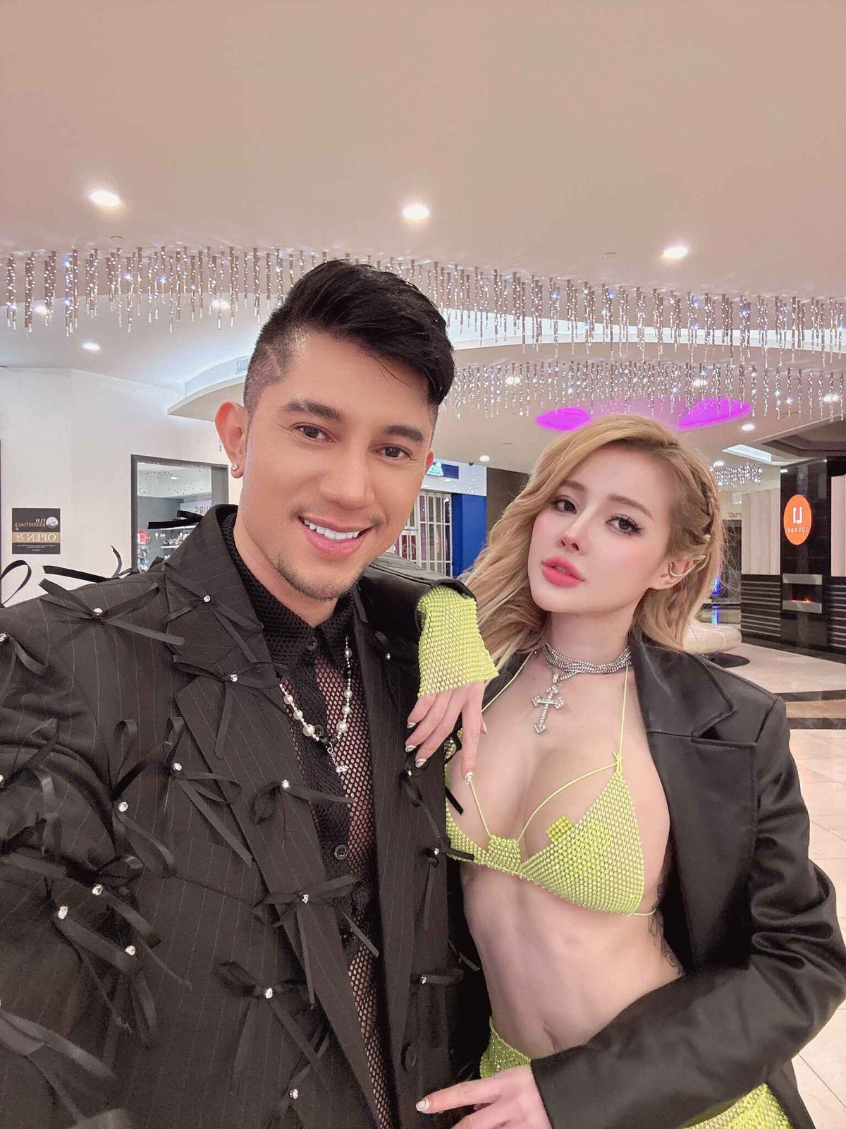 Tháng 6/2025, Ngân 98 từng phản ứng khi bị chê bai ngoại hình. Cụ thể một cư dân mạng cho rằng cô "toàn đồ giả": "Thường mà có gì vượt trội hơn nhiều kẻ khác, tưởng đẹp tự nhiên mà, ai dè toàn loại đồ giả".