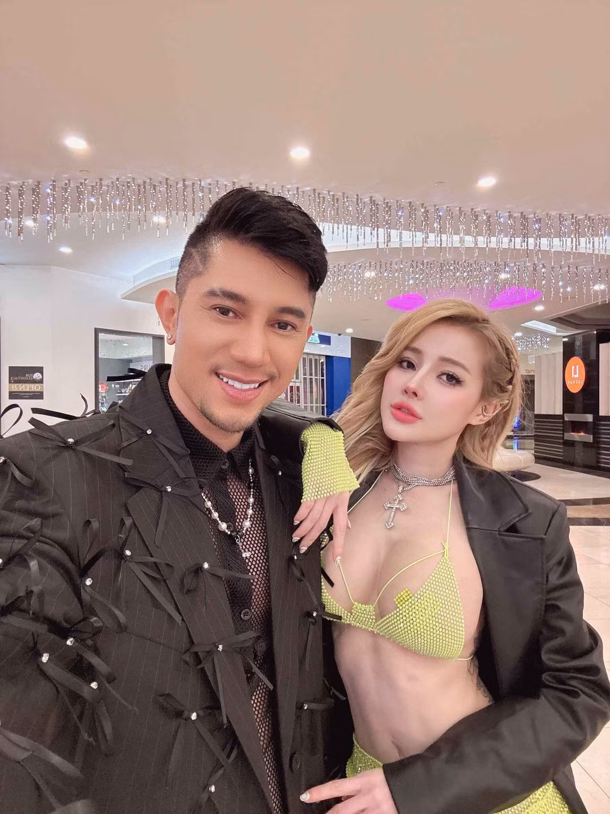 Tháng 6/2025, Ngân 98 từng phản ứng khi bị chê bai ngoại hình. Cụ thể một cư dân mạng cho rằng cô "toàn đồ giả": "Thường mà có gì vượt trội hơn nhiều kẻ khác, tưởng đẹp tự nhiên mà, ai dè toàn loại đồ giả".