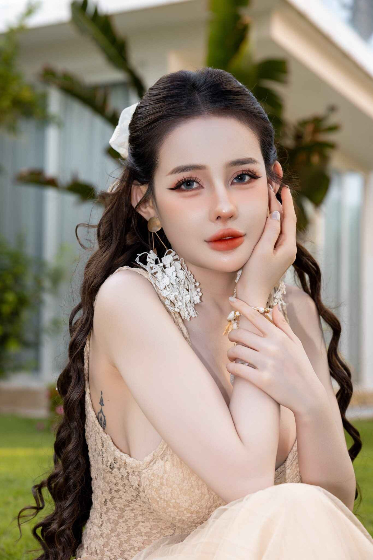 Nhiều người cho rằng Ngân 98 dường như đang bất chấp xuất hiện với trang phục phản cảm để chiêu trò tạo sự chú ý.