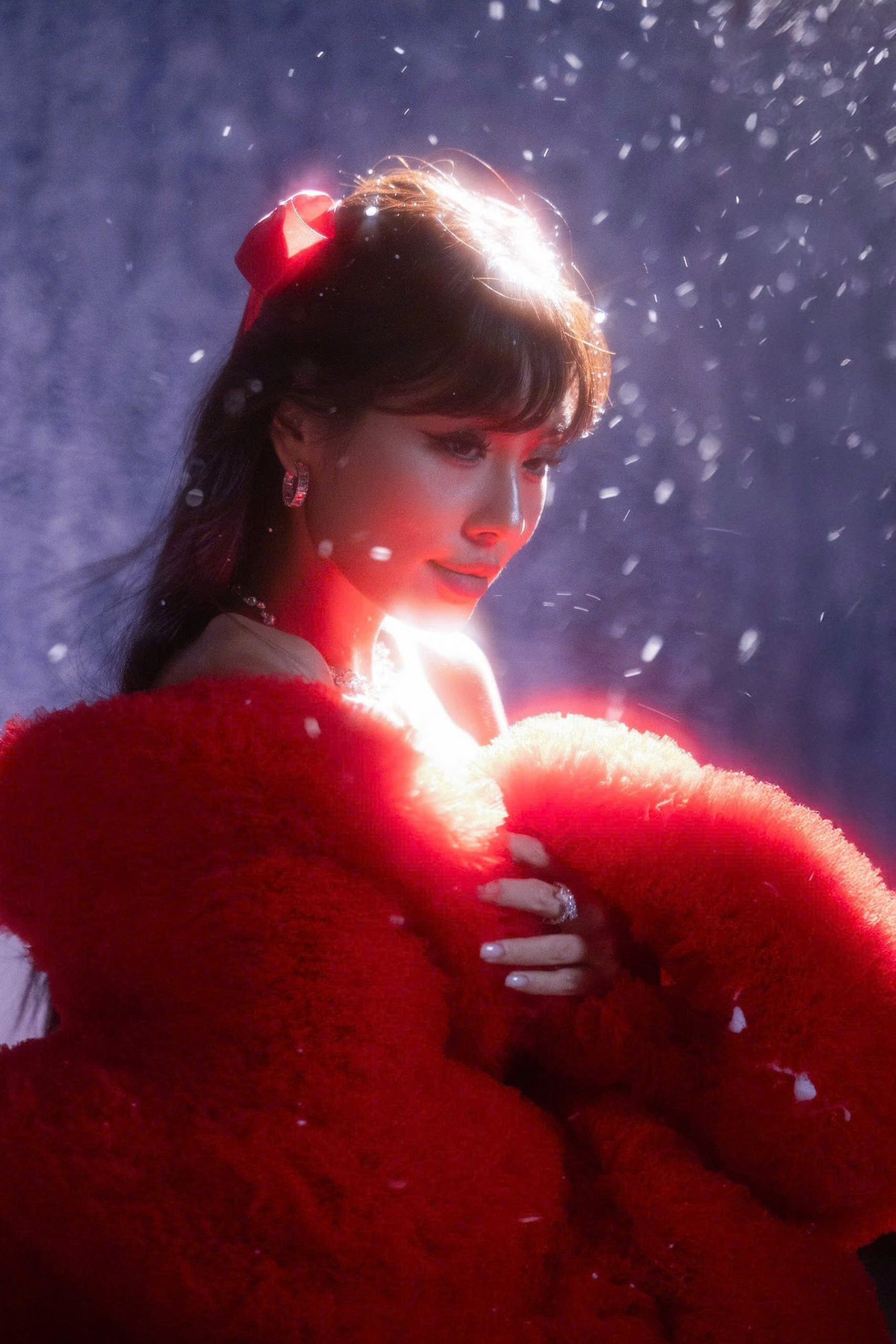 Tuy nhiên, điều khiến khán giả thực sự ấn tượng không chỉ nằm ở trang phục mà còn ở gương mặt giàu biểu cảm của Á hậu sinh năm 1994.