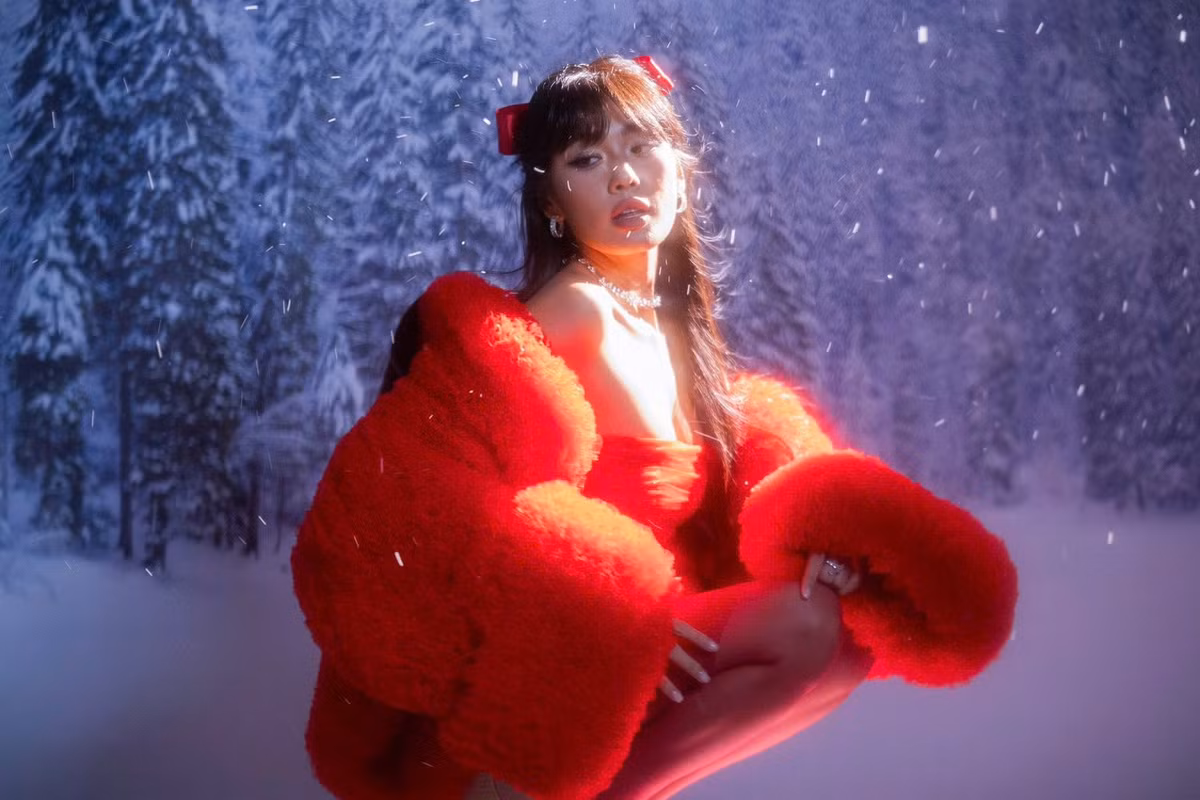 Vẻ đẹp của Thảo Nhi Lê mang nét lai Tây hiện đại, phóng khoáng nhưng vẫn giữ được sự mềm mại, nữ tính. Gương mặt góc cạnh vừa phải, sống mũi cao cùng làn da nâu khỏe khoắn tạo nên hình ảnh khác biệt so với chuẩn mực trắng trẻo quen thuộc. Ở bộ ảnh mùa đông lần này, sự tương phản giữa vẻ đẹp nóng bỏng và bối cảnh lạnh giá càng làm nổi bật cá tính thẩm mỹ mà cô theo đuổi.