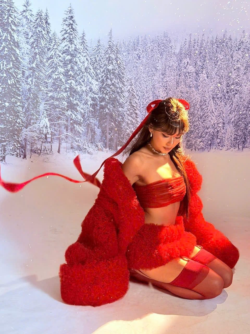 Sinh năm 1994 tại Đức, Thảo Nhi Lê tên thật là Lê Thảo Nhi. Cô sinh ra và lớn lên trong môi trường châu Âu, tốt nghiệp ngành Bán lẻ Thời trang Quốc tế.