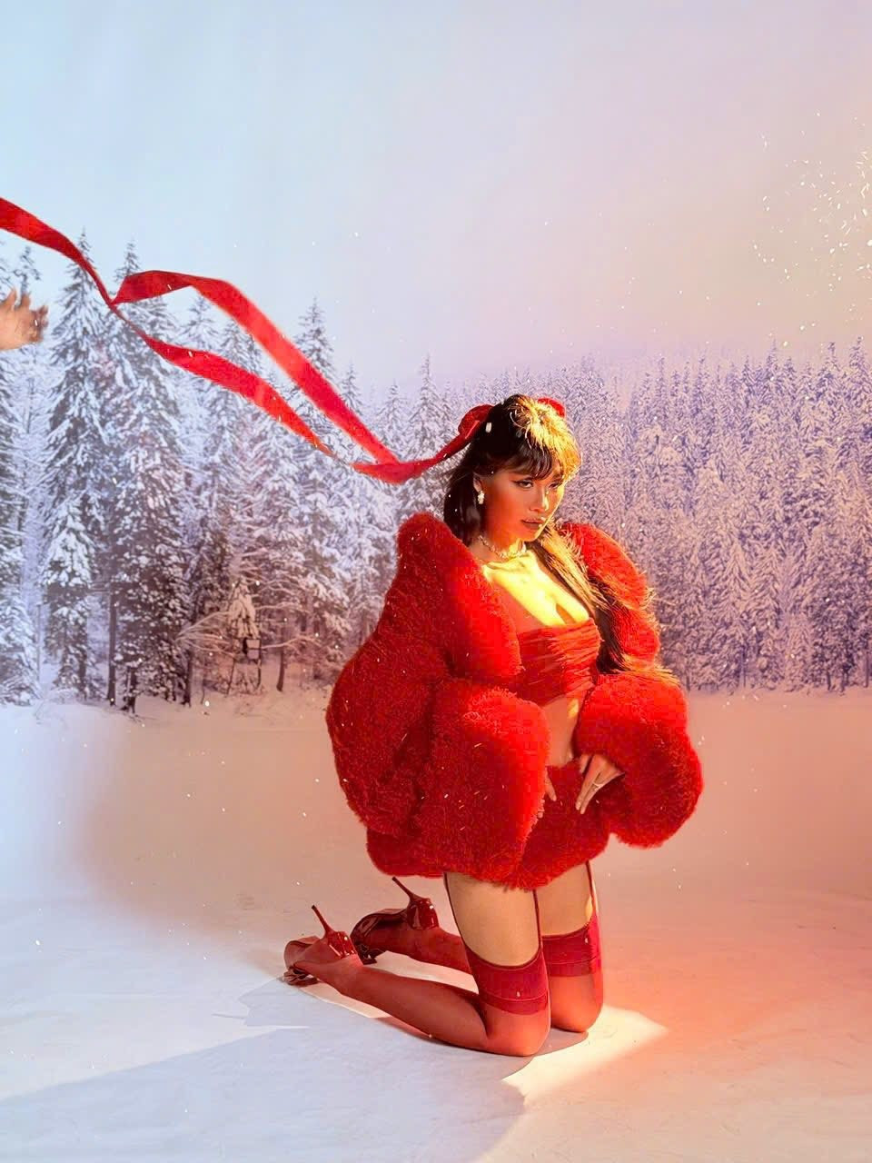 Trước khi được đông đảo khán giả trong nước biết đến, Thảo Nhi Lê từng hoạt động với vai trò fashionista, blogger và nhà sáng tạo nội dung, thường xuyên chia sẻ về phong cách sống sang chảnh, hiện đại. Chính điều này khiến cô từng được gắn với danh xưng “rich kid” trên mạng xã hội.