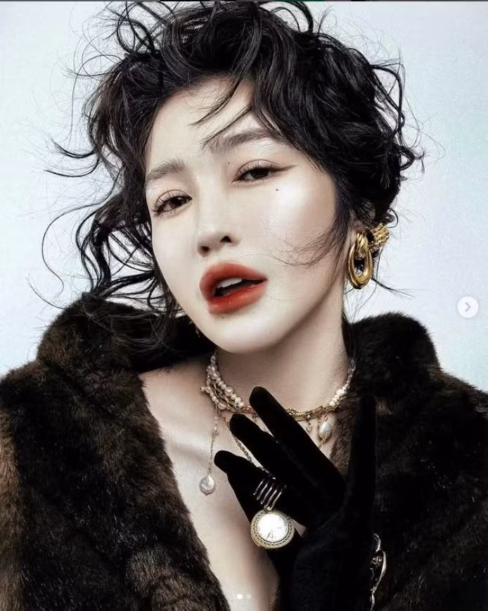 Trong những bức ảnh được chia sẻ, Elly Trần khoe trọn vẹn vẻ đẹp quyến rũ cùng làn da trắng mịn, được ví von là "phát sáng".