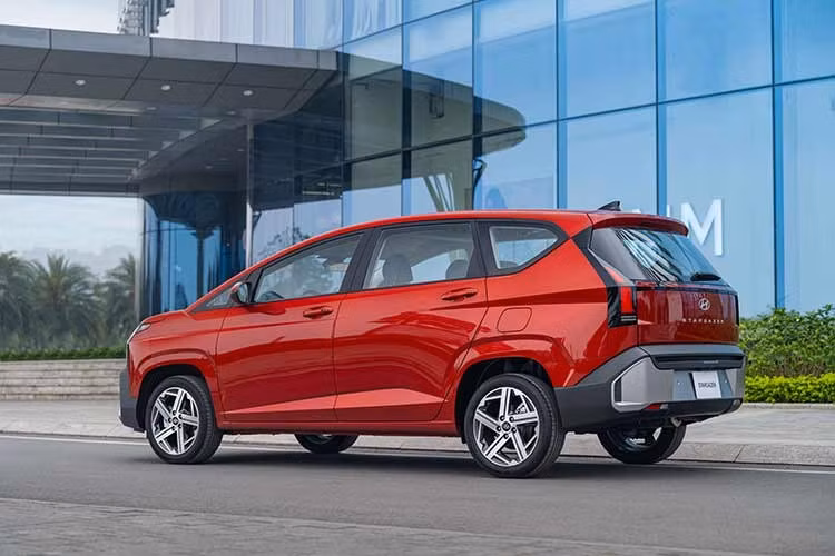 Tiếp theo đó là các đường gân dập nổi chạy dọc thân xe, kết nối liền mạch từ trước ra sau. Mui xe nhô cao, khoảng sáng gầm cao và tỷ lệ thân xe cân đối hơn giúp mẫu MPV nhà Hyundai trông đậm chất SUV hơn. Phía sau, cụm đèn hậu LED được thiết kế lại với hình khối sắc nét hơn, đồng bộ với tổng thể thiết kế và tăng khả năng nhận diện từ xa.