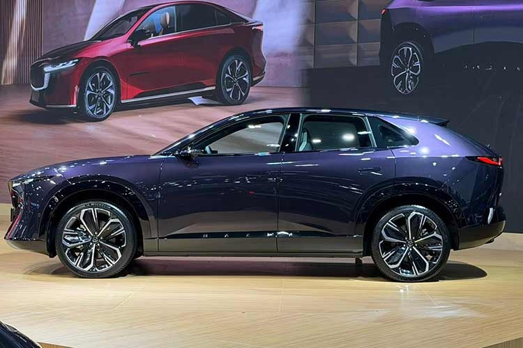 Tương tự người anh em 6e mới được công bố giá bán tại Thái Lan, Mazda CX-6e cũng được phát triển dựa trên khung gầm của hãng ô tô Trung Quốc Changan. Cụ thể hơn, xe chia sẻ khung gầm EPA1 với mẫu xe ChangAn Deepal S07. Mazda CX-6e sở hữu kích thước dài x rộng x cao lần lượt 4.850 x 1.935 x 1.620 mm và chiều dài cơ sở 2.902 mm.