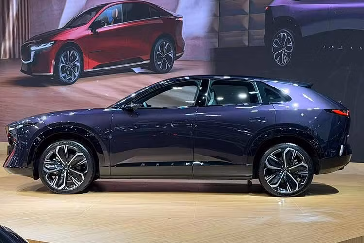 Tương tự người anh em 6e mới được công bố giá bán tại Thái Lan, Mazda CX-6e cũng được phát triển dựa trên khung gầm của hãng ô tô Trung Quốc Changan. Cụ thể hơn, xe chia sẻ khung gầm EPA1 với mẫu xe ChangAn Deepal S07. Mazda CX-6e sở hữu kích thước dài x rộng x cao lần lượt 4.850 x 1.935 x 1.620 mm và chiều dài cơ sở 2.902 mm.