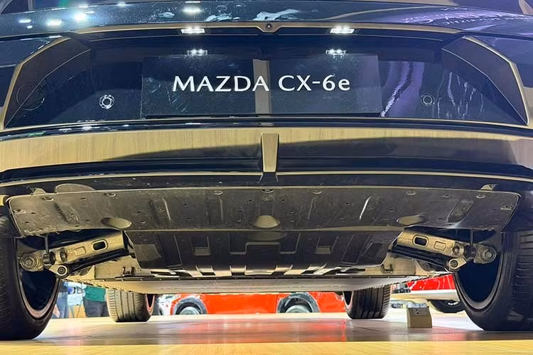 Xe hỗ trợ cả sạc chậm AC 11 kW và sạc nhanh DC 195 kW. Thời gian sạc pin từ 10% lên 80% bằng sạc nhanh là 24 phút. Ngoài ra, xe có thể chạy thêm 235 km sau 15 phút sạc. Mazda CX-6e có 4 chế độ vận hành, trong đó có Pet Comfort để giữ nhiệt độ ổn định khi bạn rời xe mà vẫn còn thú cưng hoặc đồ bên trong.