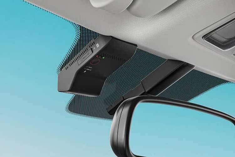 Về mặt công nghệ, xe được trang bị nhiều tính năng hơn, trong đó camera hành trình lần đầu tiên xuất hiện trong phân khúc mang lại sự an tâm cao hơn khi di chuyển . Màn hình cảm ứng thông tin giải trí và cụm đồng hồ kỹ thuật số được kế thừa từ mẫu xe tiền nhiệm, và xe tích hợp kết nối không dây với Apple CarPlay và Android Auto.