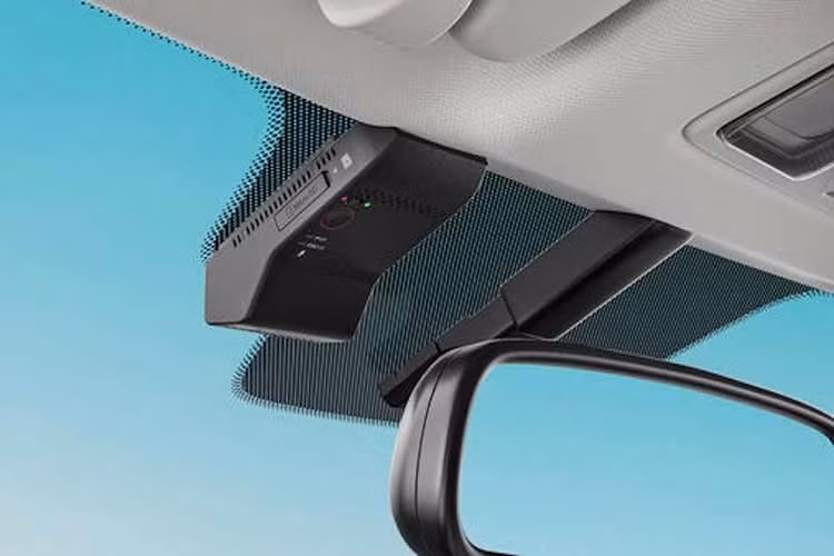 Về mặt công nghệ, xe được trang bị nhiều tính năng hơn, trong đó camera hành trình lần đầu tiên xuất hiện trong phân khúc mang lại sự an tâm cao hơn khi di chuyển . Màn hình cảm ứng thông tin giải trí và cụm đồng hồ kỹ thuật số được kế thừa từ mẫu xe tiền nhiệm, và xe tích hợp kết nối không dây với Apple CarPlay và Android Auto.