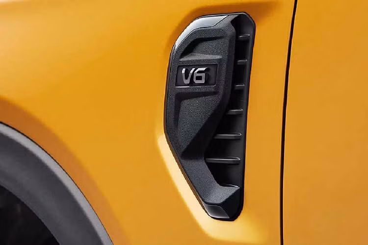 Xe được trang bị lốp chạy mọi địa hình General Grabber AT3 có kích thước 265/70 R17, giá nóc có thể gập gọn và thanh thể thao trượt lên/xuống ở thùng hàng cũng được trang bị cho mẫu xe bán tải này. Chưa hết, hãng Ford còn dùng màu sơn đặc trưng riêng cho phiên bản này, đó là cam Ignite Orange. Bên cạnh đó là 3 lựa chọn màu sắc khác, gồm trắng, đen và xám.