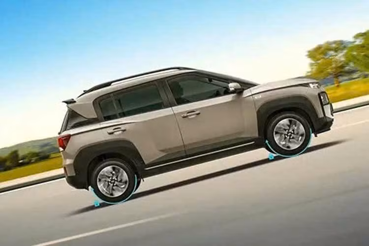 Phiên bản nâng cấp Hyundai Exter 2026 tiếp tục sử dụng động cơ xăng 4 xi-lanh Kappa 1.2 lít, sản sinh công suất 82 mã lực và mô-men xoắn 114Nm, kết hợp với hộp số sàn hoặc hộp số tự động AMT có lẫy chuyển số. Phiên bản có thể chạy khí gas hoá lỏng CNG bằng hai xi-lanh vẫn được giữ lại và bổ sung thêm lốp dự phòng gầm xe tiêu chuẩn để duy trì không gian khoang hành lý 225 lít.