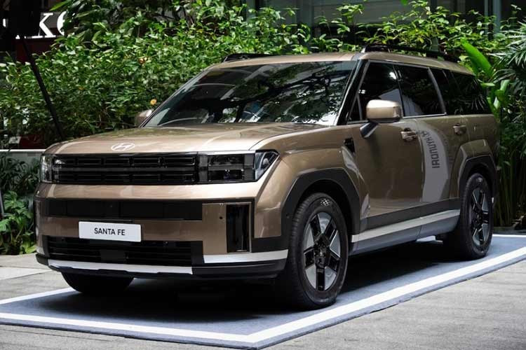 Về an toàn, Hyundai trang bị cho SantaFe hybrid 2026 loạt tính năng hỗ trợ lái tiên tiến như cảnh báo va chạm phía trước, hỗ trợ giữ làn, kiểm soát hành trình thích ứng, cảnh báo điểm mù, cảnh báo phương tiện cắt ngang và camera 360 độ trên các phiên bản cao. Mẫu xe này được trang bị 6 túi khí và camera lùi tiêu chuẩn.