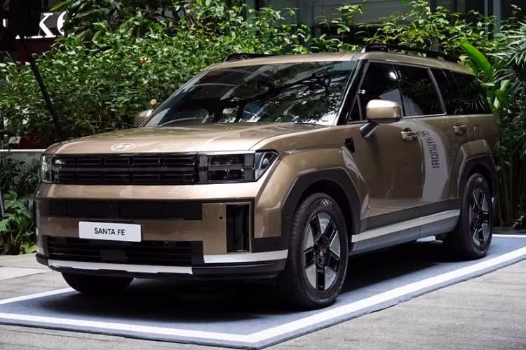 Về an toàn, Hyundai trang bị cho SantaFe hybrid 2026 loạt tính năng hỗ trợ lái tiên tiến như cảnh báo va chạm phía trước, hỗ trợ giữ làn, kiểm soát hành trình thích ứng, cảnh báo điểm mù, cảnh báo phương tiện cắt ngang và camera 360 độ trên các phiên bản cao. Mẫu xe này được trang bị 6 túi khí và camera lùi tiêu chuẩn.