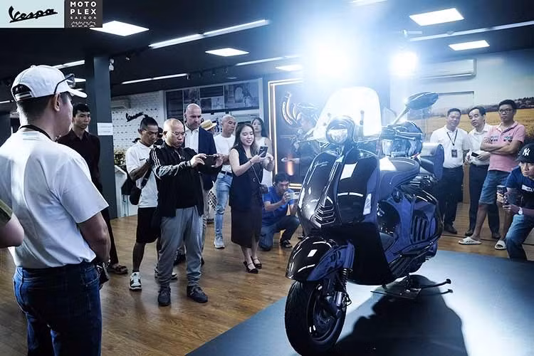 Tương tự như những bản 946 khác trước đây, Vespa 946 Horse 2026 cũng có giá hàng trăm triệu đồng và số lượng sản xuất giới hạn. Cụ thể xe có giá chính hãng 550 triệu đồng tại Việt Nam, với 888 chiếc được sản xuất trên toàn thế giới và trong đó khoảng 33 chiếc có mặt ở nước ta.