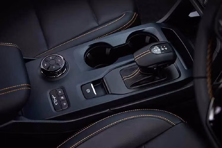 Trang bị an toàn của xe gồm có 7 túi khí, camera 360 độ, cảm biến đỗ xe phía trước/sau, hệ thống kiểm soát hành trình thích ứng, phanh tay điện tử, đèn pha tự động, phanh tự động khẩn cấp có nhận diện người đi bộ, cảnh báo va chạm phía trước kèm hỗ trợ phanh, giữ làn đường, cảnh báo lệch làn, cảnh báo điểm mù, cảnh báo phương tiện cắt ngang khi lùi kèm phanh, hỗ trợ phanh khi lùi và hỗ trợ đánh lái tránh va chạm.