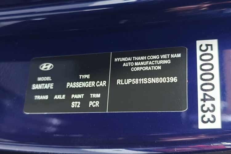 Người dùng có thể lựa chọn các chế độ lái gồm Eco, Sport và My Drive. Theo công bố của hãng, mức tiêu hao nhiên liệu trung bình chỉ 5,1 lít/100 km đường hỗn hợp, thấp hơn cả mẫu sedan hạng B Hyundai Accent (khoảng 5,8 lít/100 km).