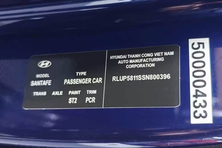 Người dùng có thể lựa chọn các chế độ lái gồm Eco, Sport và My Drive. Theo công bố của hãng, mức tiêu hao nhiên liệu trung bình chỉ 5,1 lít/100 km đường hỗn hợp, thấp hơn cả mẫu sedan hạng B Hyundai Accent (khoảng 5,8 lít/100 km).