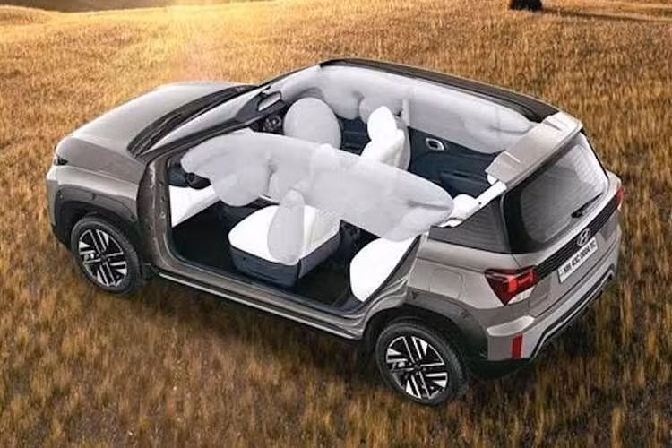 Hành khách phía sau có cổng USB Type-C, cùng với đó là nhiều tính năng công nghệ kết nối xe hơi Bluelink tiên tiến hơn. Hyundai tuyên bố Exter mới được trang bị hơn 45 tính năng an toàn tiên tiến, bao gồm 30 tính năng tiêu chuẩn trên tất cả các phiên bản. 6 túi khí hiện có sẵn trên tất cả các phiên bản, cùng với hệ thống kiểm soát ổn định điện tử và hỗ trợ khởi hành ngang dốc.