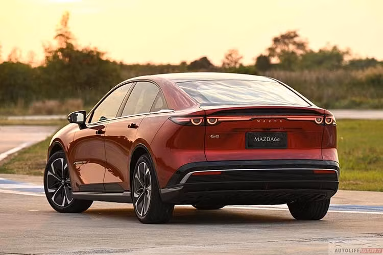 Về kích thước, Mazda6e sở hữu thân xe dài 4.921 mm, rộng 1.890 mm và cao 1.491 mm, trục cơ sở đạt 2.895 mm, mang lại không gian nội thất rộng rãi. Xe được trang bị khoang hành lý phía sau dung tích tối đa hơn 1.000 lít khi gập ghế, đồng thời có thêm khoang chứa đồ phía trước dung tích 70 lít – một lợi thế đặc trưng của xe điện.