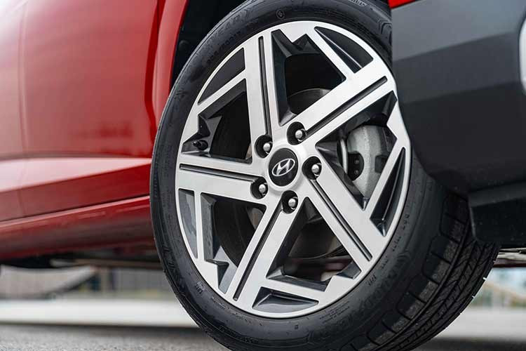 Chưa dừng ở đó, Hyundai Stargazer 2026 còn được gia tăng kích thước tổng thể với các thông số dài x rộng x cao lần lượt là 4.575 x 1.780 x 1.710 mm, khoảng sáng gầm 205 mm và cùng chiều dài cơ sở 2.780 mm. Kích thước của xe thuộc nhóm lớn hàng đầu trong phân khúc, giúp mở rộng không gian sử dụng.