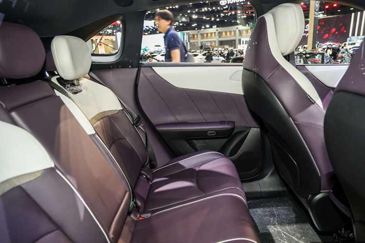 Mazda CX-6e được trưng bày tại Thái Lan thuộc bản Long Range. Do đó, xe được trang bị 1 mô-tơ điện có công suất tối đa 258 mã lực và mô-men xoắn cực đại 290 Nm. Xe có thể tăng tốc từ 0-100 km/h trong 7,9 giây và đạt tốc độ tối đa 175 km/h. Trong khi đó, pin LFP dung lượng 77,9 kWh cung cấp phạm vi di chuyển 600 km theo tiêu chuẩn NEDC.