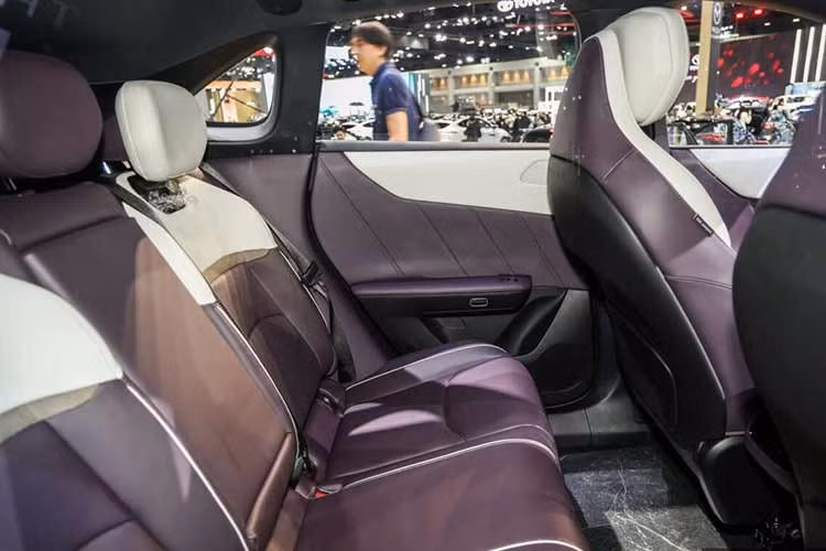 Mazda CX-6e được trưng bày tại Thái Lan thuộc bản Long Range. Do đó, xe được trang bị 1 mô-tơ điện có công suất tối đa 258 mã lực và mô-men xoắn cực đại 290 Nm. Xe có thể tăng tốc từ 0-100 km/h trong 7,9 giây và đạt tốc độ tối đa 175 km/h. Trong khi đó, pin LFP dung lượng 77,9 kWh cung cấp phạm vi di chuyển 600 km theo tiêu chuẩn NEDC.