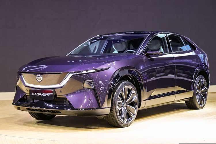 Mazda CX-6e lần đầu tiên ra mắt tại Triển lãm Ô tô Thượng Hải 2025 diễn ra vào tháng 4 năm ngoái dưới cái tên riêng EZ-60. Sau 1 năm, mẫu xe điện này đã được đưa đến trưng bày và giới thiệu tại Triển lãm Ô tô Quốc tế Bangkok (BIMS) 2026. Đây là lần đầu tiên Mazda CX-6e xuất hiện tại khu vực Đông Nam Á. Theo tiết lộ của hãng Mazda, xe sẽ được bán tại Thái Lan vào cuối năm nay.
