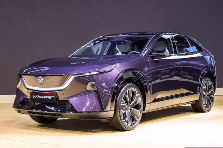Mazda CX-6e lần đầu tiên ra mắt tại Triển lãm Ô tô Thượng Hải 2025 diễn ra vào tháng 4 năm ngoái dưới cái tên riêng EZ-60. Sau 1 năm, mẫu xe điện này đã được đưa đến trưng bày và giới thiệu tại Triển lãm Ô tô Quốc tế Bangkok (BIMS) 2026. Đây là lần đầu tiên Mazda CX-6e xuất hiện tại khu vực Đông Nam Á. Theo tiết lộ của hãng Mazda, xe sẽ được bán tại Thái Lan vào cuối năm nay.