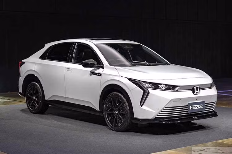 Honda e:N2 2026 được định vị trong phân khúc SUV cỡ C. So với e:N1, mẫu xe này có kích thước lớn hơn đáng kể, đồng thời tiệm cận với các mẫu SUV điện như Toyota bZ4X hay Honda CR-V về không gian sử dụng. Hiện chưa có thông tin về mẫu xe SUV điện mới nhà Honda có được đưa về VIệt Nam hay không.