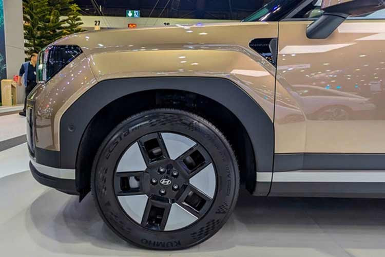 So với bản Prestige, SantaFe Hybrid 2026 phiên bản Inspiration được nâng cấp thêm hệ dẫn động 4 bánh, mâm 20 inch, hệ thống âm thanh Bose 12 loa, cùng tùy chọn màu ngoại thất mới Stormy Sea và nội thất tông nâu Pecan Brown.