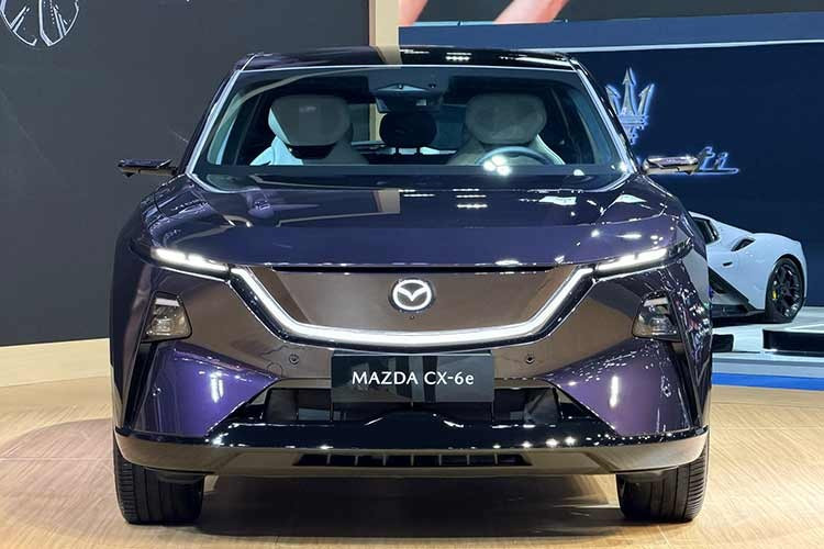 CX-6e là mẫu xe điện thứ hai của hãng Mazda tại thị trường Thái Lan, sau 6e. Mẫu xe SUV điện Mazda CX-6e 2026 mới được dự đoán sẽ có giá nằm trong khoảng từ 1,2-1,3 triệu Baht (tương đương 984 triệu đến 1,06 tỷ đồng).