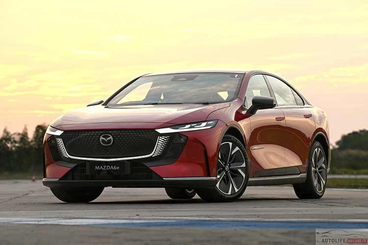 Mazda6e 2026 chạy điện là sản phẩm hợp tác giữa Mazda và ChangAn Trung Quốc, phát triển dựa trên nền tảng của Deepal L07 và được tái thiết kế theo định hướng toàn cầu. Các phiên bản bán tại Thái Lan được sản xuất tại nhà máy ChangAn Mazda Automobile ở Nam Kinh, Trung Quốc.