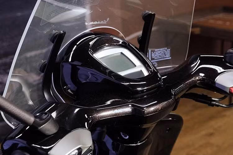 Được biết, hầu hết những chiếc Vespa 946 Horse 2026 trong lô xe đầu tiên về Việt Nam hiện đã có chủ, nhà phân phối của hãng xe Ý tại Việt Nam dự kiến sẽ nhập khẩu thêm nhưng không cho biết số lượng cụ thể. Chính vì số lượng xe về Việt Nam khá ít, do đó giá bán Vespa 946 Horse 2026 cũng biến động mạnh giống như nhiều phiên bản trước đây.