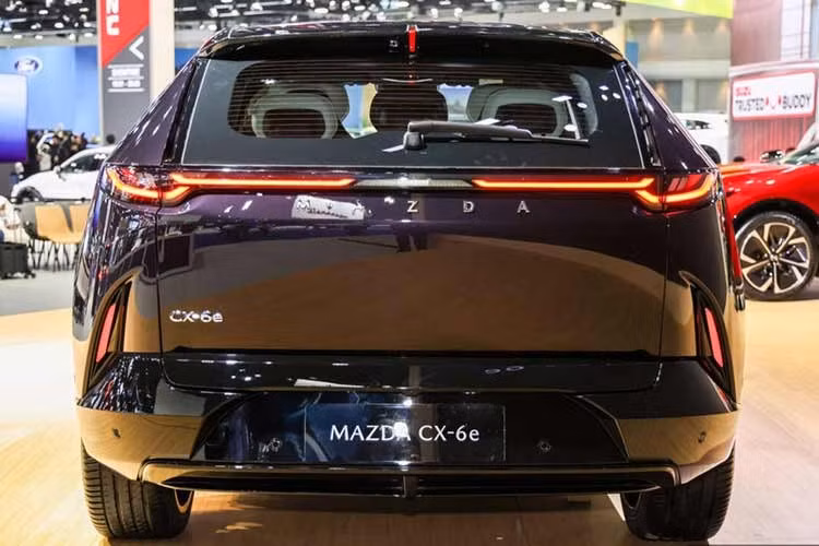 Dù được thiết kế và sản xuất tại Trung Quốc nhưng mẫu ô tô điện này lại dùng hệ thống treo trước MacPherson cũng như hệ thống treo sau đa liên kết do trung tâm R&amp;D châu Âu của Mazda tại Oberusel (Đức) tinh chỉnh. Chưa hết, Mazda CX-6e còn có 9 khe điều hướng luồng không khí, kể cả ở mép trước lưới tản nhiệt và cột C. Bên cạnh đó là màu sơn tím Nightfall Violet đặc trưng.